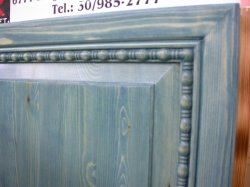 Rzeźbiona drewniana listwa (listwa ozdobna) na drzwiach frontowych szafy