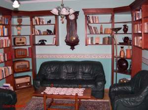 Regały na książki i półki z drewnianymi rzeźbami to dobry pomysł, aby upiększyć wnętrze mieszkania.